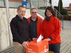 Auf dem Foto bei der Stimmabgabe von links nach rechts: Norbert Weinmann, Günter Wolfsgruber und Kirsten Rebmann.