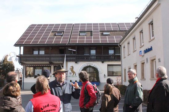 Thomas Hartmann und interessierte Zuhörer